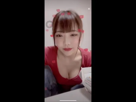 【見なきゃ損】ライブ配信中に前屈みで、いきなりポロリ。。。