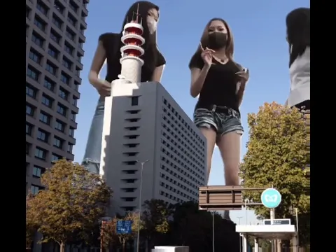 巨大ギャルを見て街の人興奮する❗️