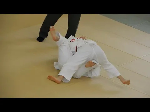 大学女子柔道、抑え込み