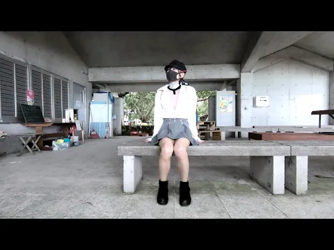 美ら海のビーチを、ミニスカートで満喫