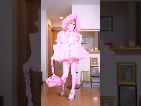 全身ピンクサテンフリフリドレスにピンクリボンのバックパックを背負った妖精に扮している動画です