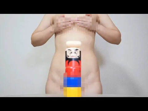 【見えちゃう】ノーブラノーパンでだるま落としに挑戦したら…【大学生の日常】