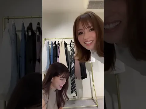 アパレルお姉さんの前屈みチラ