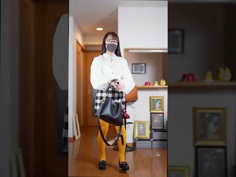 ミニスカートにさまざまな色のタイツのコーデ集です。