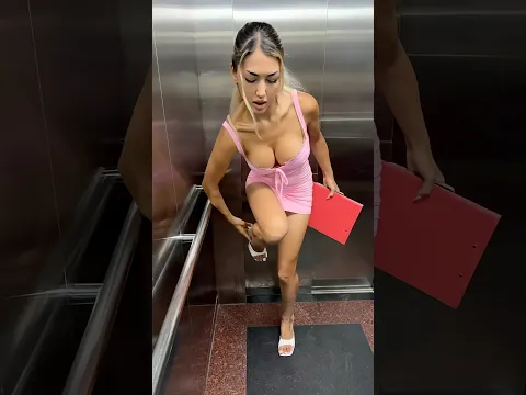 #巨乳 #谷間 #model #fashion #beauty #coworker #office #elevator #elevatorgirl #コスプレ #anime #cosplay