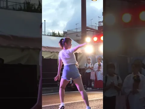 ショートパンツでハイキック 健康的な女子校新体操