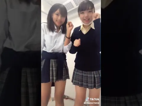 細い太ももが魅力な美脚JK
