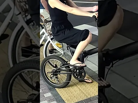 犬の目サイクリング #健康的​ #元気​ #短パン​ #太もも​ #ふくらはぎ​ #脚フェチ​ #足フェチ #生足​ #草履 #foot #legs #shoes #sandals #サンダル