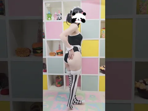 水着のようなエロ可愛いメイド服着てはしゃぐ女の子