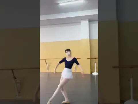 ミニスカートでダンス