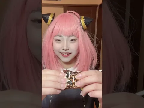 大きなチョコマシュマロを焼いて食べるAnya #shorts  #cosplay #eating