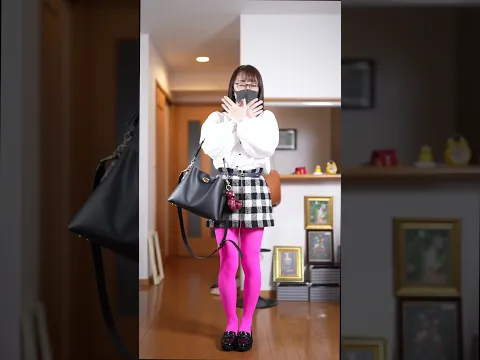 チェックのミニスカートにカラータイツのコーデ