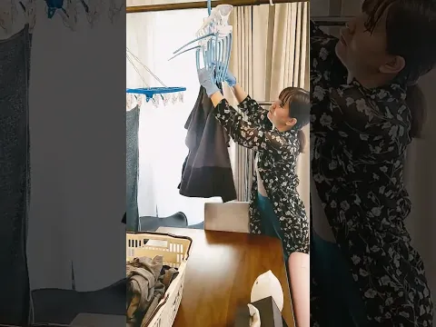 ニトリル青手袋で洗濯物干す尚子 Naoko drying the laundry in nitrile gloves #Shorts