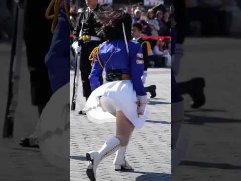 カラーガードのスカートがひらり