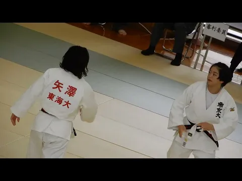 女子大生柔道、激しい立ち技、寝技、危うく観客へ突っ込みそうになるシーンも