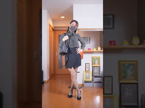 水玉ブラウスにミニスカートと網タイツコーデ