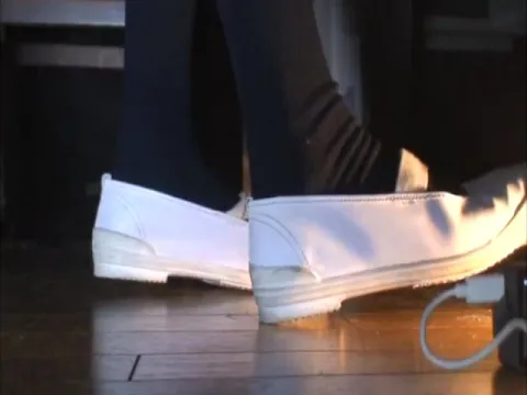 アイドル級美少女の上履きでピアノペダル