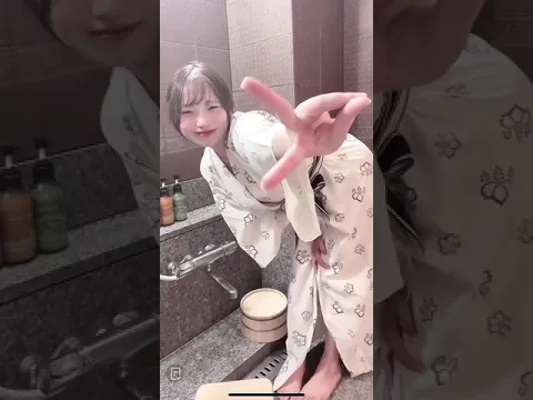 【TikTok】ノーブラで浴場ガイド&トイレで大サービス おっぱいポロリ