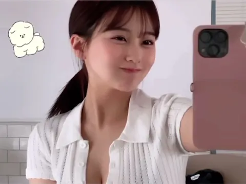 おっぱいちらつかせてくるやん