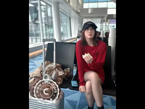 本田翼 赤いミニワンピの足組みショット公開 旅の装いに ワンピースお似合い