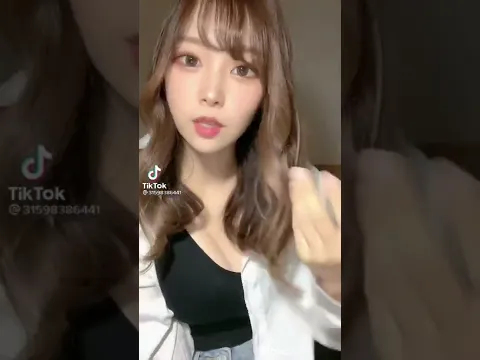 右二の腕乳寄せをする女子アナ風美女