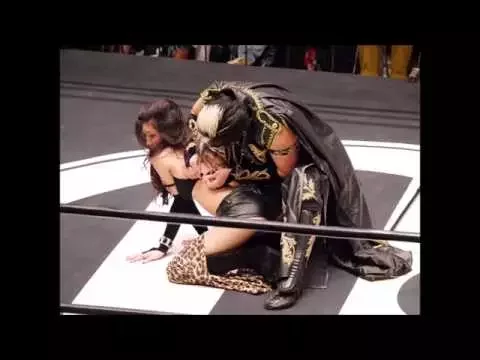プロレス史上初!?セクシーな元グラビアアイドルのブラのホックが 生放送の試合中に外れるにハプニングが! 動画