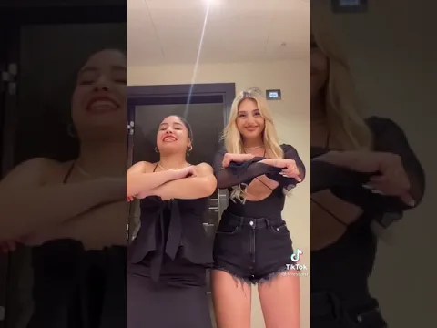 右の娘の下乳に注目