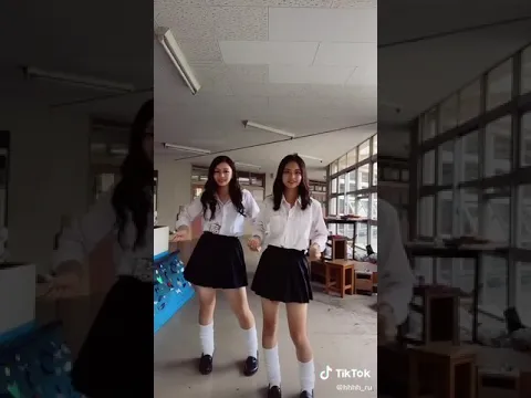 パラパラおどる女子高生