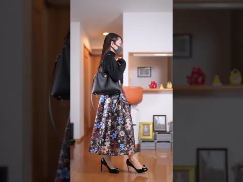 黒のトップス+花柄のロングスカート+ハイヒールパンプスのコーデ