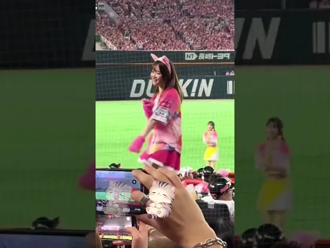 目で追ってしまうお姉さん#ピタ止め #きつねダンス #かわいい #shortsfeed