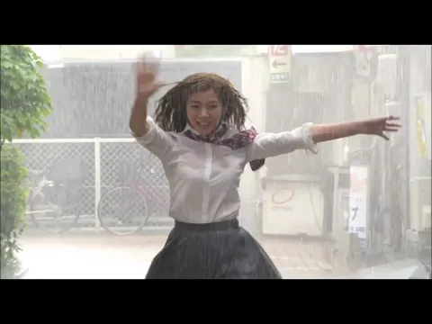 制服コスの池田エライザが雨の中 笑顔で手を振って俺に飛び込んでくれたという妄想