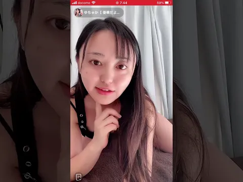 ライブ配信 際どいショーパンで足をマッサージするから見えます