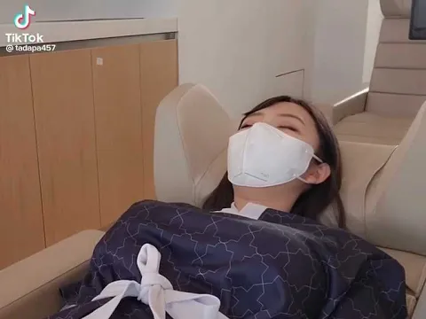 寝てる時ビクってなるやつは巨乳だとこうなる