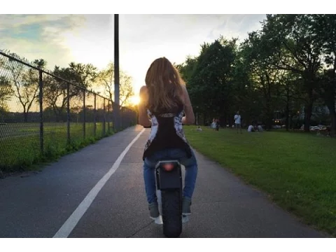 一輪なのに倒れない、セグウェイみたいな電動バイク「MOTO POGO」登場!