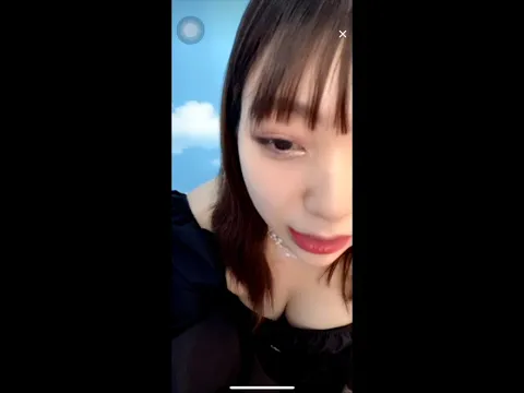 【見なきゃ損】ライブ配信中に前屈みで、上も下もポロリ。。。//