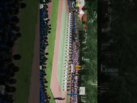 カラーガードハプニング 前の人のスカートを捲ってしまう