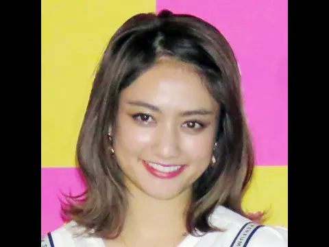 谷まりあ“前屈みFバスト”が机に乗りまくり!30分超動画は見所ありすぎッ