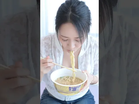 新商品『にぼシャキ』ラーメン #ラーメン#カップラーメン#食べてる