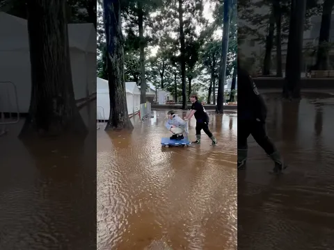 雨の日のアイドル運搬方法! #アイドル #メノニューイヤー #衝撃映像