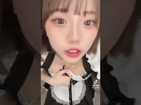 メイド服の間から見える谷が、、、