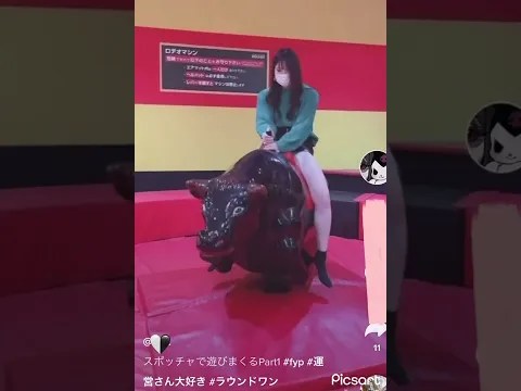 ミニスカートで暴れ馬は注目せざるを得ない。