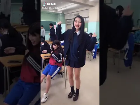 教室で踊る美脚JK