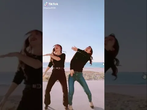 美女がはっちゃけダンス