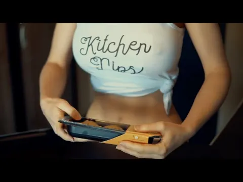 フランス人美女がノーブラB地区をみせつけて料理