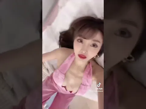 大胆な谷間お姉さん。今にもポロリ?【TikTok】 #Shorts