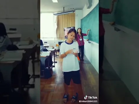 授業中に本当に踊り出すちょっとヤンキー風な美少女中学生ww TikTok
