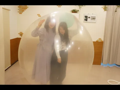 巨大風船の中から風船割りにチャレンジ