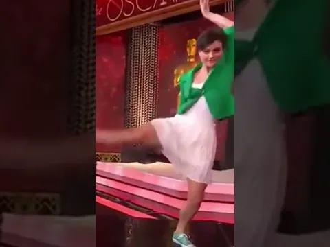 ダンサーがスカートですごいハイキック