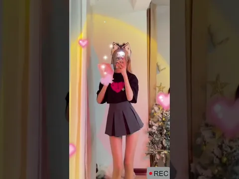 ミニスカと光沢ストッキングのお姉さん