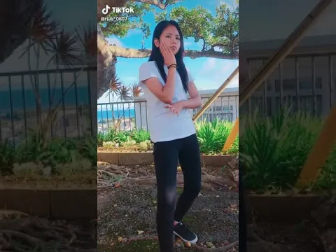 恥ずかしそうに腰振り